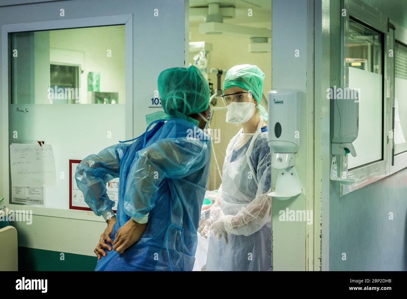Terapia intensiva, pazienti affetti da Covid 19, ospedale di Bordeaux, Francia. Foto Stock