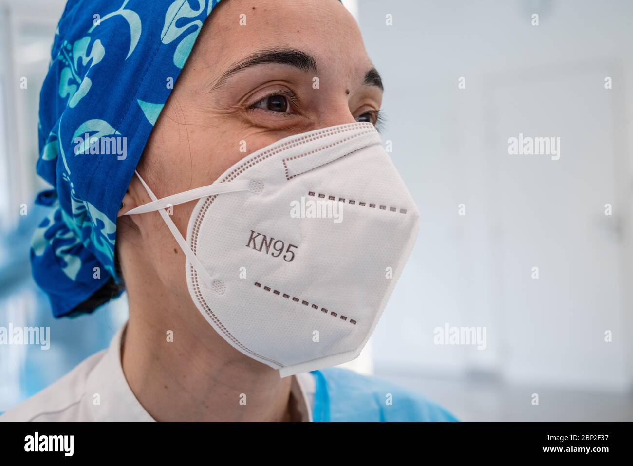 Infermiere con maschera protettiva KN95, Cosem Atlas Paris Medical Center. Foto Stock