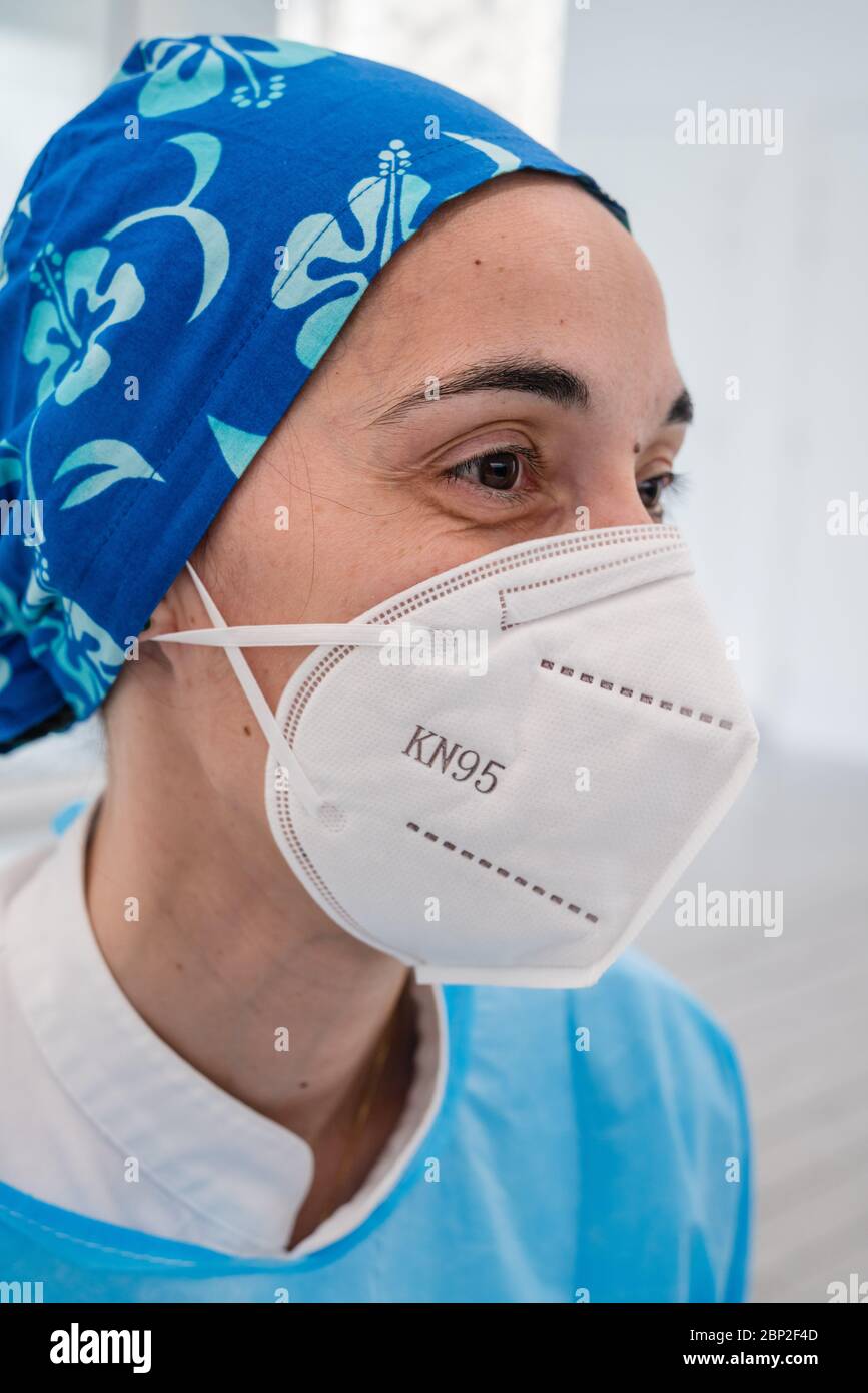 Infermiere con maschera protettiva KN95, Cosem Atlas Paris Medical Center. Foto Stock