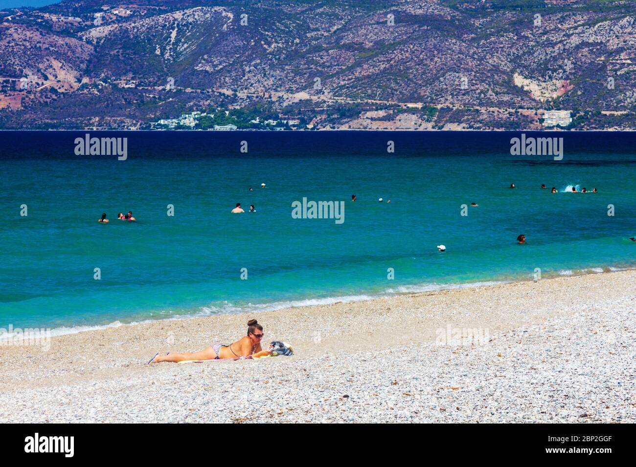 La spiaggia pubblica della città di Loutraki, nella regione di Corinto, Peloponneso, Grecia, Europa. Foto Stock