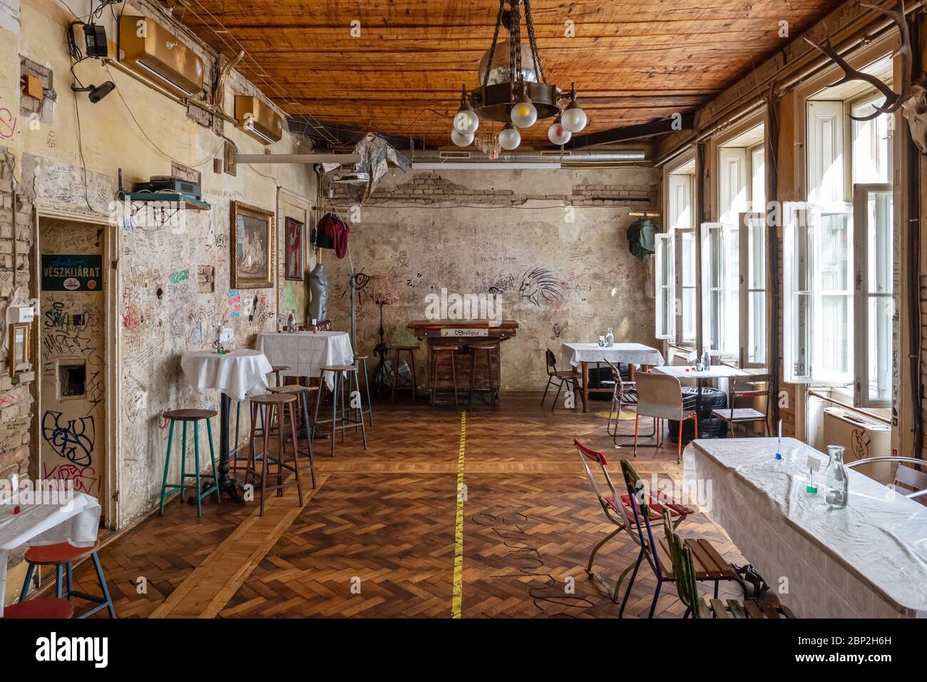 Budapest, Ungheria - 25 aprile 2019: Interno del club di rovine del Giardino di Szimpla a Budapest. Bar sotterranei moderni e arredati in modo pazzo a Budapest Foto Stock