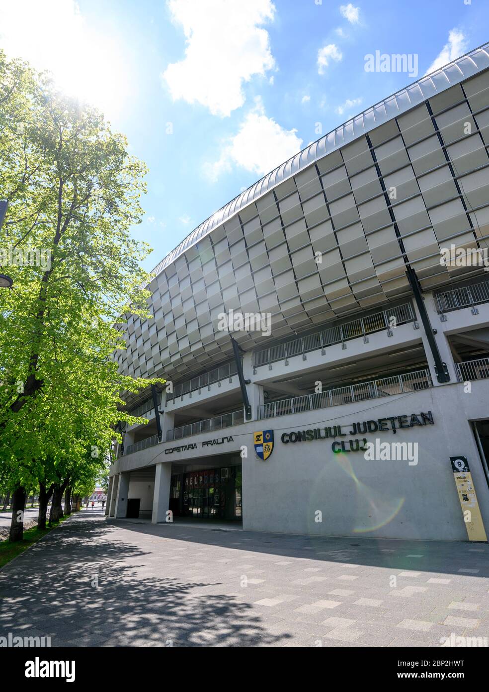 Cluj-Napoca, Romania - 9 maggio 2020: Lo stadio multifunzionale o Cluj Arena con stemma e logo della contea di Cluj Foto Stock
