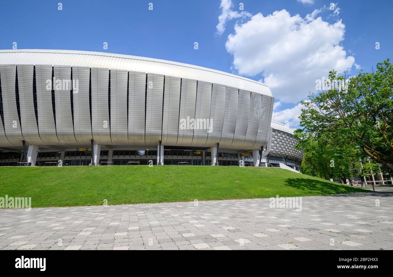 Arena futuristica o Stadio con un aspetto metallico a forma di fiore a Cluj  Napoca, regione della transilvania in Romania chiamata Cluj Arena Foto  stock - Alamy