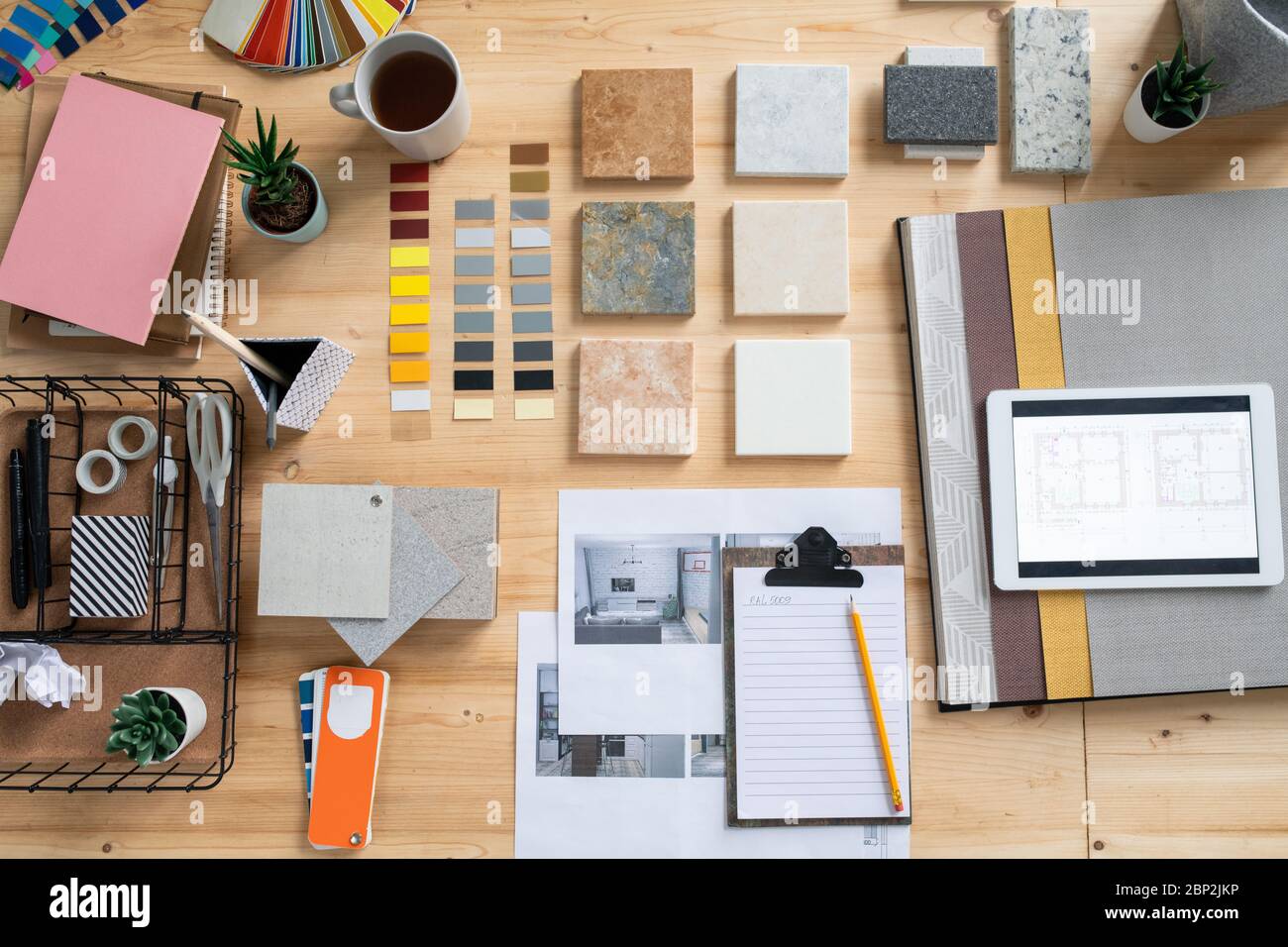 Vista dall'alto della collezione di campioni, foto, schizzi, tavolozze e altri accessori fissi per lavori di moderno interior designer Foto Stock