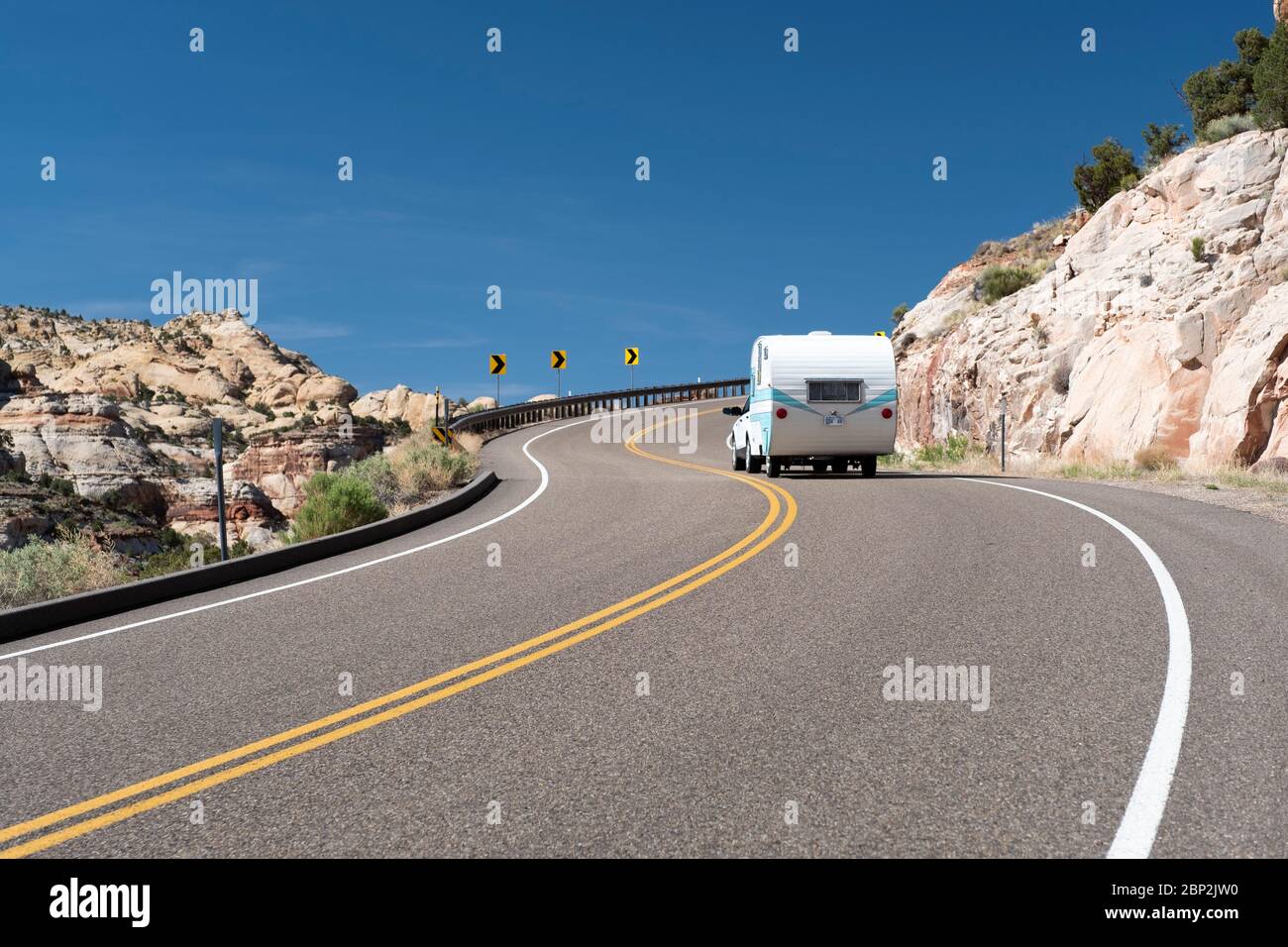Auto che traina un rimorchio d'epoca lungo la panoramica Utah Highway 12 nell'area dei canyon di Escalante Foto Stock