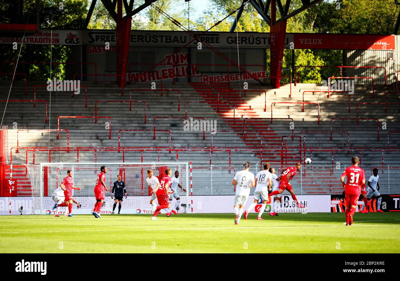 I giocatori sono visti davanti a stand vuoti durante la partita di calcio tedesca Bundesliga tra Union Berlin e Bayern Monaco di Berlino, Germania. Foto Stock