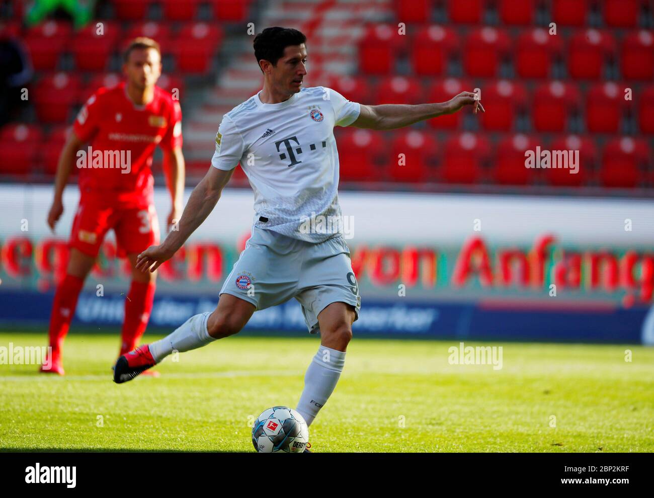 Robert Lewandowski di Monaco segna il suo gol di apertura durante la partita di calcio della Bundesliga tedesca tra Union Berlin e Bayern Monaco di Berlino, Germania. Foto Stock