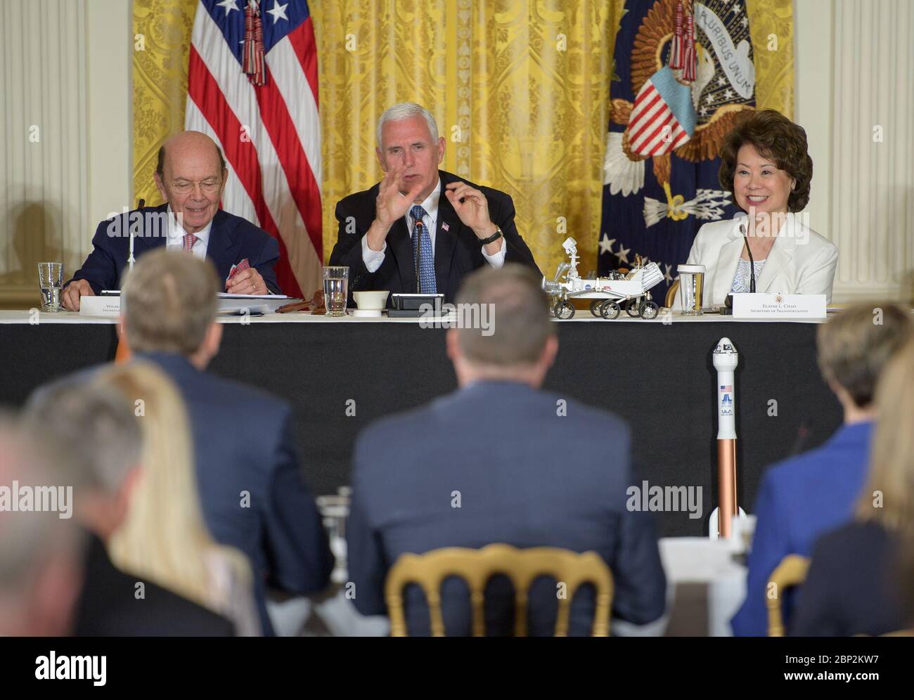 Incontro del Consiglio spaziale Nazionale il Vice Presidente Mike Pence, al centro, è visto con il Segretario del Commercio Wilbur Ross, a sinistra, e il Segretario del trasporto Elaine Chao, a destra, durante una riunione del Consiglio spaziale Nazionale nella Sala Est della Casa Bianca, Lunedi, 18 giugno 2018, a Washington. Presieduto dal Vicepresidente, il consiglio ha il compito di consigliare il Presidente in merito alla politica e alla strategia spaziale nazionale e di rivedere gli obiettivi a lungo raggio della nazione per le attività spaziali. Foto Stock