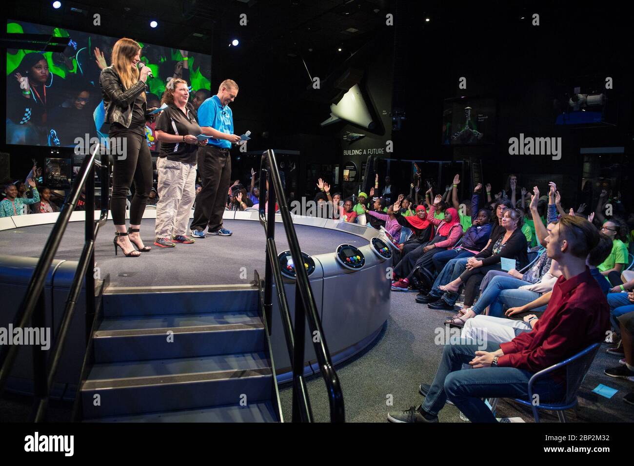 Astronauta Serena Auñon-Cancelliere presso il Museo dell'aria e dello spazio Deanne Bell, ingegnere, ospite della televisione, e il fondatore &amp; Il CEO di Future Engineers parla agli studenti durante un evento STEM nel 30, dove hanno annunciato i vincitori del concorso "Two for the Crew", mercoledì 27 giugno 2018 presso il museo nazionale dell'aria e dello spazio di Smithsonian a Washington. Foto Stock