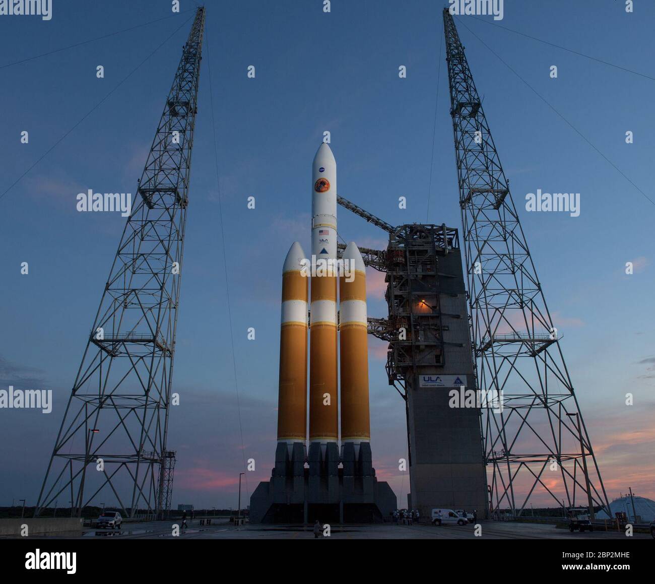 Il 10 agosto 2018, il razzo Delta IV Heavy della United Launch Alliance che trasportava la sonda solare Parker è stato visto alla Cape Canaveral Air Force Station, pronto per il lancio per esplorare la corona del Sole e i processi meteorologici spaziali. Foto Stock