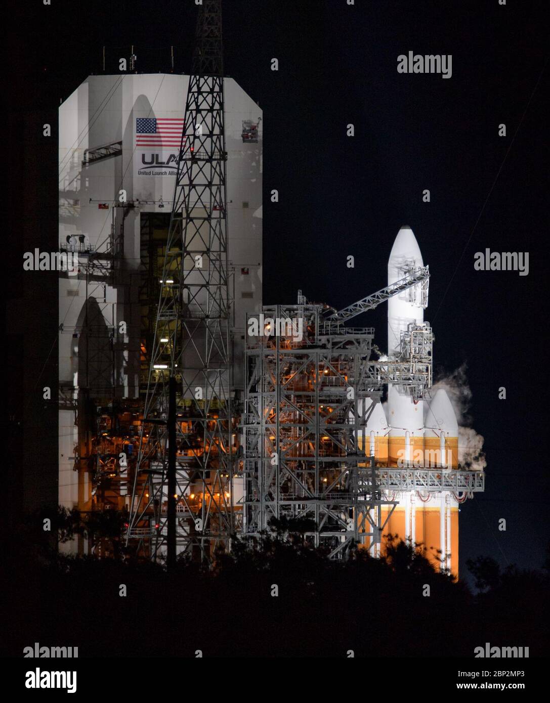 Il razzo Delta IV Heavy di United Launch Alliance che trasporta la sonda Parker Solar è preparato per il lancio a Cape Canaveral il 12 agosto 2018. La sonda è progettata per studiare la corona solare e il clima spaziale, segnando una pietra miliare nella ricerca solare. Foto Stock
