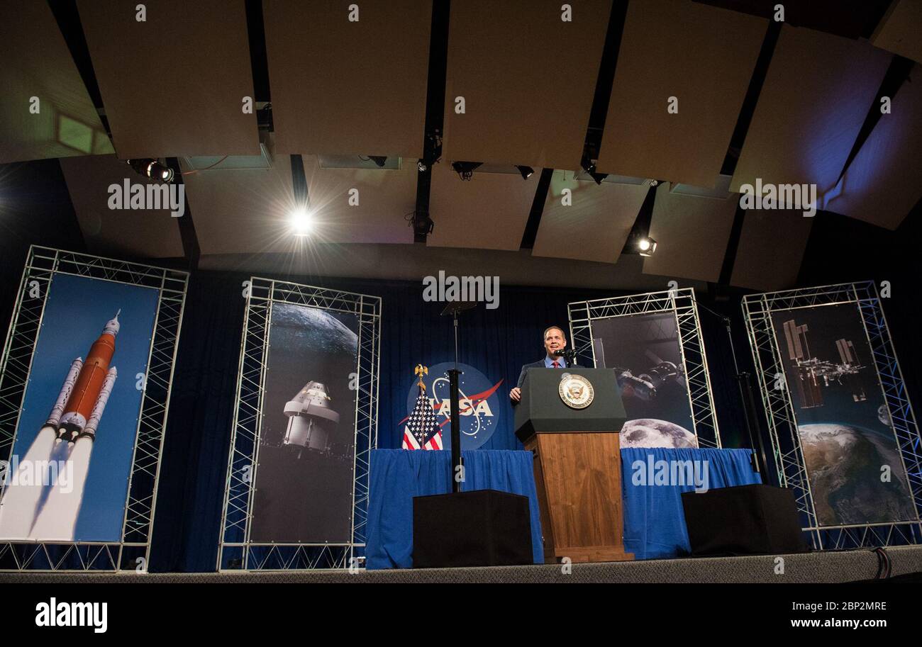 Il VP Pence Visits Johnson Space Center l'amministratore della NASA Jim Bridenstine fornisce commenti prima di presentare il Vice Presidente Mike Pence all'Auditorium Teague presso il Johnson Space Center della NASA, giovedì 23 agosto 2018 a Houston, Texas. Il Vice Presidente Pence ha parlato del futuro dell'esplorazione spaziale umana e dei piani dell'agenzia di tornare alla Luna come precursore delle future missioni umane su Marte, affermando che "presto e molto presto gli astronauti americani torneranno nello spazio sui razzi americani lanciati dal suolo americano". Foto Stock