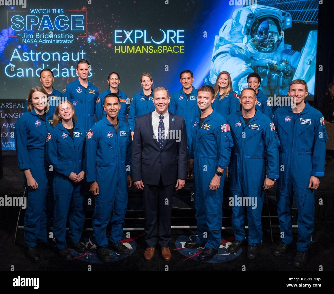 Guarda questo spazio con l'amministratore della NASA di classe candidata degli astronauti 2017 Jim Bridenstine si pone per una foto con la classe candidata degli astronauti 2017 dopo aver registrato un episodio live della chat show mensile dell'amministratore, Guarda questo spazio, giovedì 27 settembre 2018, presso l'Auditorium Webb presso la sede centrale della NASA a Washington. Candidati astronauti della NASA, fila posteriore da sinistra, Jonny Kim, Joshua Kutryk dell'Agenzia spaziale canadese, Jasmin Moghbeli, Loral o'Hara, Frank Rubio, Jennifer Sidey-Gibbons dell'Agenzia spaziale canadese, Jessica Watkins, prima fila da sinistra, Kayla Barron, Zena Cardman, Raja Char Foto Stock