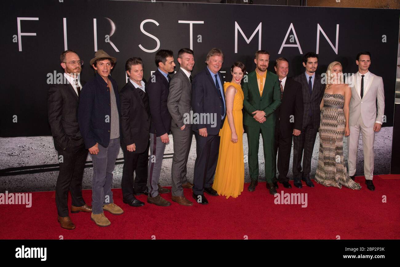 Il cast di "First Man" posa alla prima allo Smithsonian National Air and Space Museum di Washington, D.C., il 4 ottobre 2018. Il film racconta la storia del viaggio dell'astronauta Neil Armstrong dal pilota collaudatore al primo uomo sulla Luna. Foto Stock