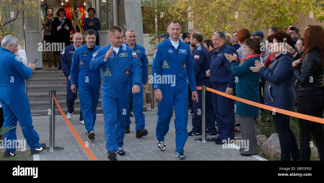 Expedition 57 Expedition 57 l'ingegnere di volo Alexey Ovchinin di Roscosmos, a sinistra, e l'ingegnere di volo Nick Hague della NASA, sono visti come partono dall'Hotel Cosmonaut per adattarsi al loro lancio Soyuz alla Stazione spaziale Internazionale, Giovedi, 11 Ottobre 2018 a Baikonur, Kazakistan. Durante la salita in orbita della navicella spaziale Soyuz, si è verificata un'anomalia, che ha provocato un downrange di interruzione. L'equipaggio è stato rapidamente recuperato ed è in buone condizioni. Foto Stock