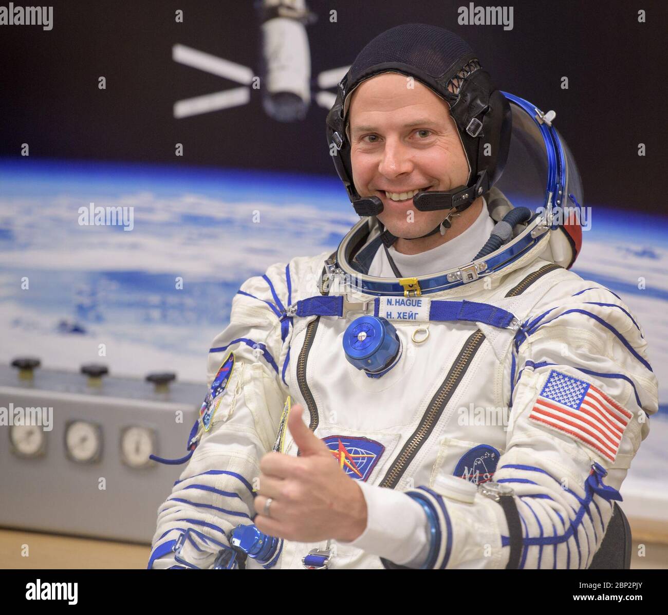 Expedition 57 Expedition 57 l'ingegnere di volo Nick Hague della NASA dà un pollice in su mentre attende per avere la sua pressione di tuta di Sokol controllata prima del suo lancio su un razzo di Soyuz con l'ingegnere di volo Alexey Ovchinin di Roscosmos, giovedì, 11 ottobre 2018 al Cosmodromo di Baikonur in Kazakistan. Durante la salita in orbita della navicella spaziale Soyuz, si è verificata un'anomalia, che ha provocato un downrange di interruzione. L'equipaggio è stato rapidamente recuperato ed è in buone condizioni. Foto Stock