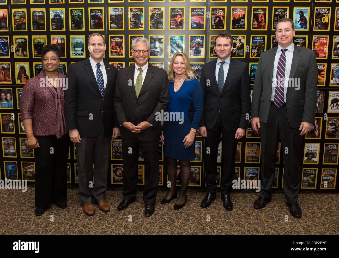 Progetto Mars presso National Geographic da sinistra a destra, Christyl Johnson, vice direttore per la tecnologia e gli investimenti nella ricerca, NASA Goddard Space Flight Center; amministratore della NASA Jim Bridenstine; Gary Knell, CEO, National Geographic Partners; Ellen Stofan, direttore, Smithsonian National Air and Space Museum; Eric Fanning, presidente e CEO di AIA; E Jeff DeWitt, Chief Financial Officer della NASA, posa per una foto prima di una mostra dei cortometraggi del Project Mars Competition e della serie Mars, lunedì 5 novembre 2018 presso la sede centrale della National Geographic Society a Washington. Foto Stock