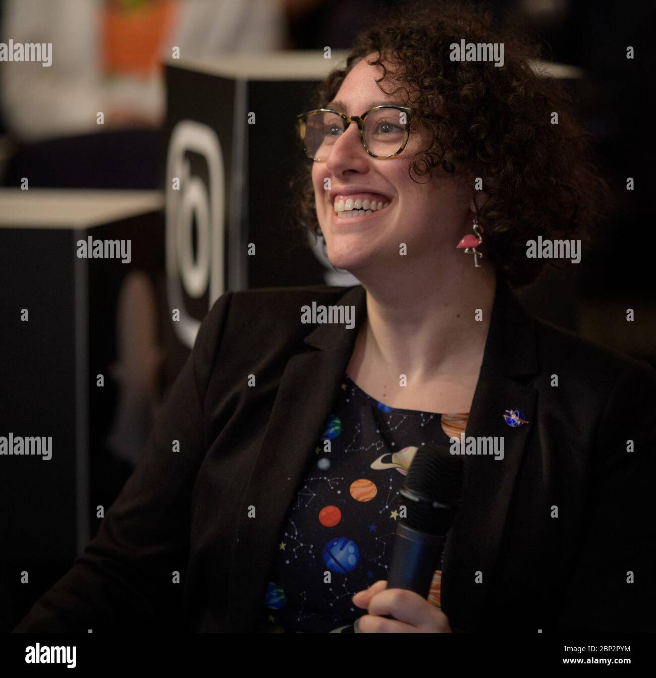 Insight Media Briefing Joanna Wendel della sede centrale della NASA porre domande dai social media durante la NASA InSight Mars Lander (Interior Exploration Using Seismic Investigations, Geodesia and Heat Transport), briefing sui media, mercoledì 31 ottobre 2018 presso la sede centrale della NASA a Washington. Insight atterra sul pianeta rosso intorno alle 15:00 EST (mezzogiorno PST) lunedì 26 novembre. InSight studierà il profondo interno di Marte per imparare come si formarono tutti i corpi celesti con superfici rocciose, tra cui Terra e Luna. Gli strumenti del lander includono un sismometro per rilevare i marsquakes e una sonda per Foto Stock