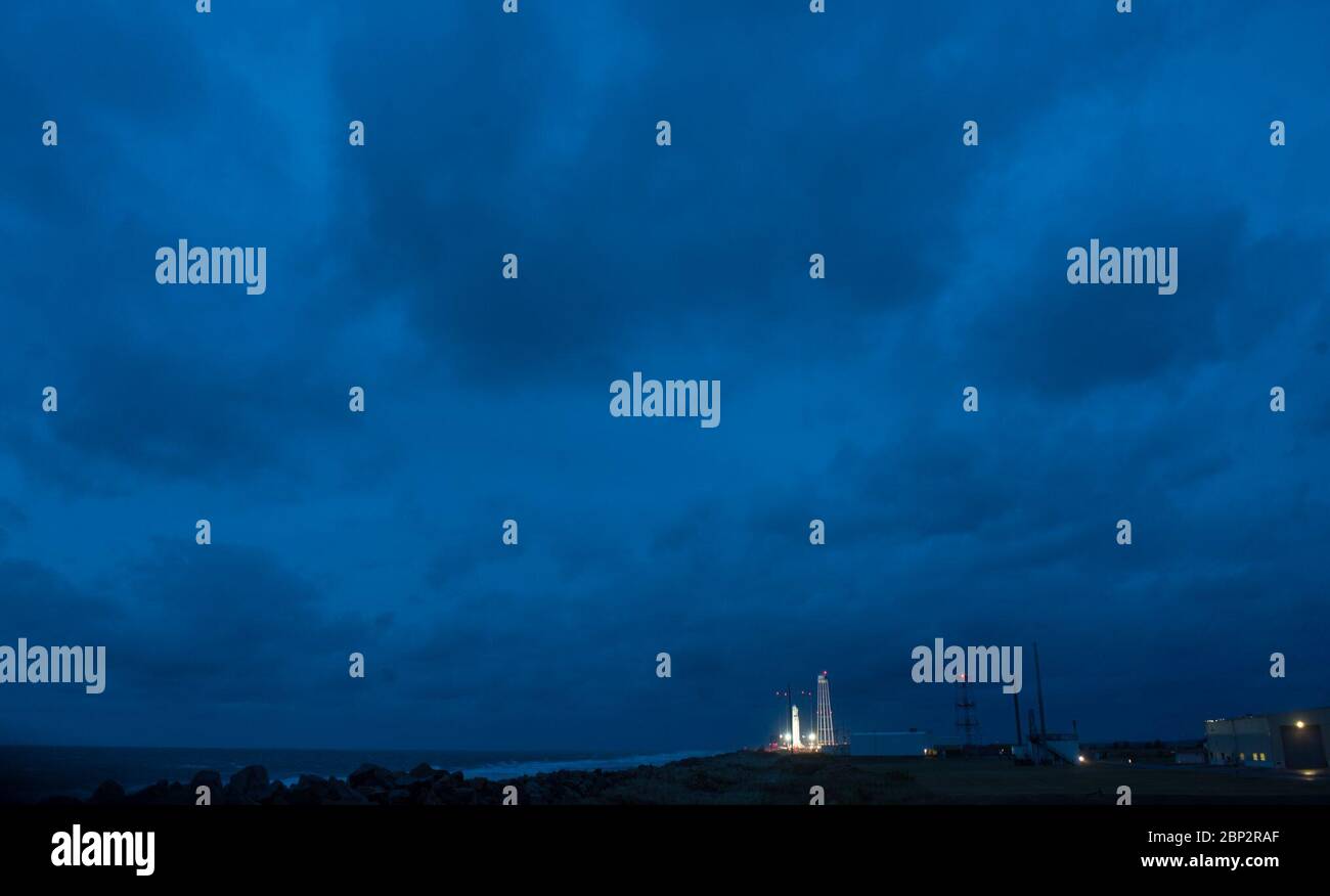 Il 15 novembre 2018, il razzo Northrop Grumman Antares, che trasportava la navicella di rifornimento Cygnus, fu visto sul Pad-0A presso la Wallops Flight Facility della NASA in Virginia prima del suo lancio programmato per una missione di rifornimento merci verso la stazione spaziale Internazionale. Foto Stock