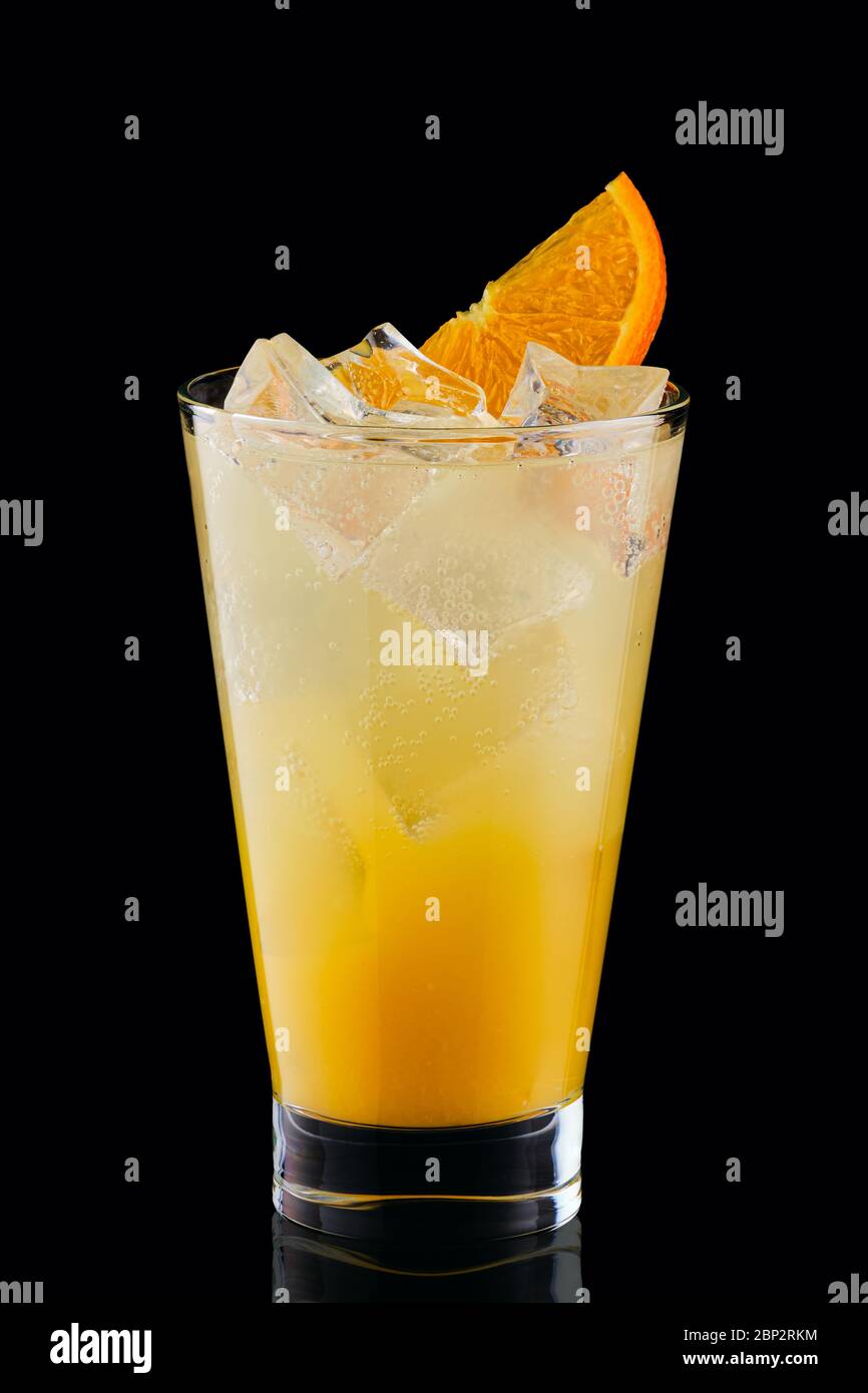Cocktail freddo a frizz con arancio isolato su sfondo nero Foto Stock