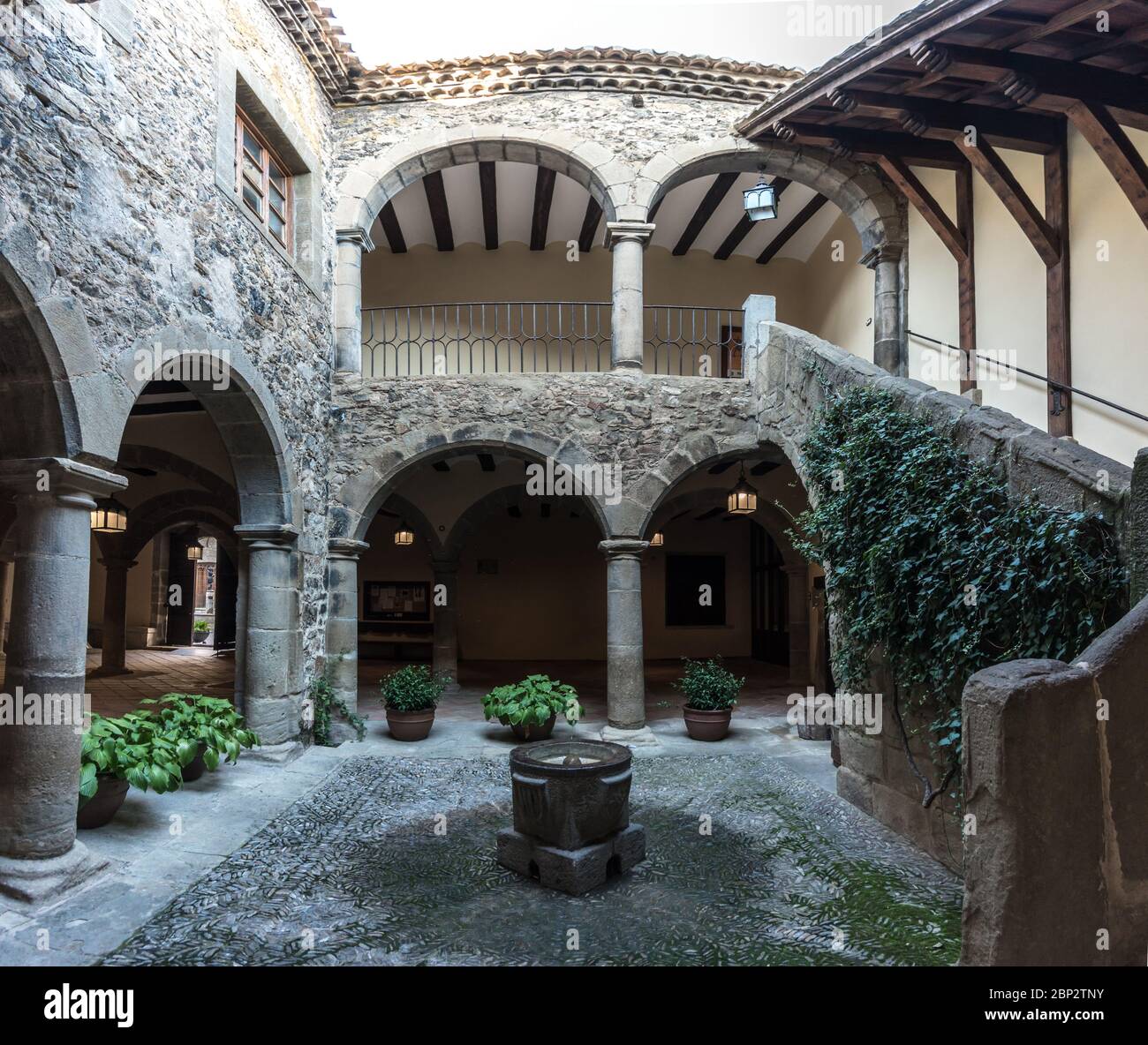 Antico edificio spagnolo cortile interno casa tradizionale architettura Foto Stock