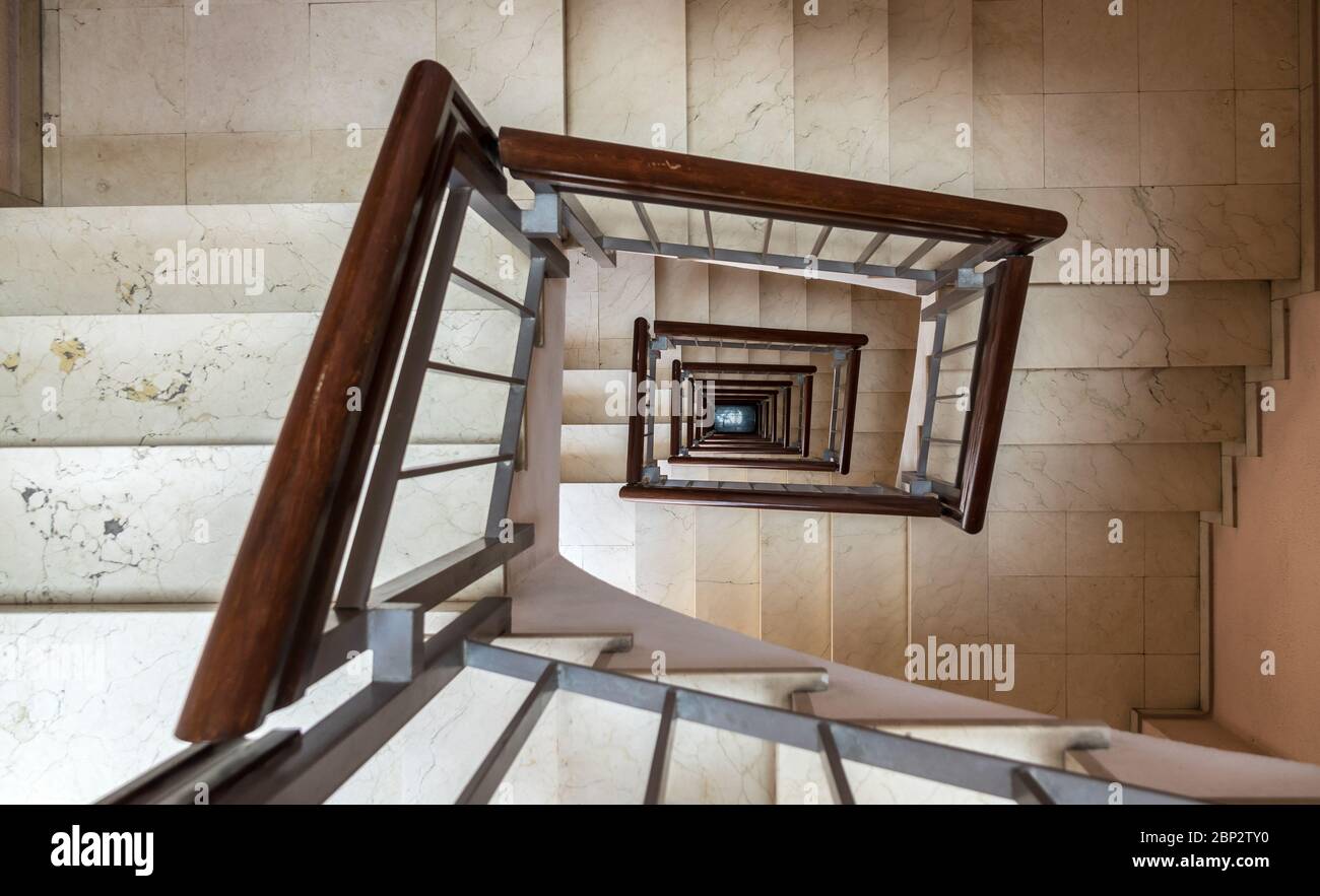 Scala con vista ad angolo alto che scende dalle scale Foto stock - Alamy