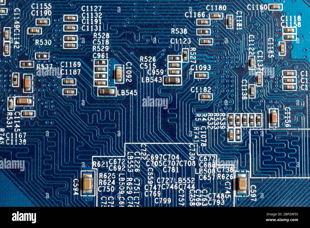 Scheda a circuito stampato con texture blu ravvicinata e connettori Foto Stock