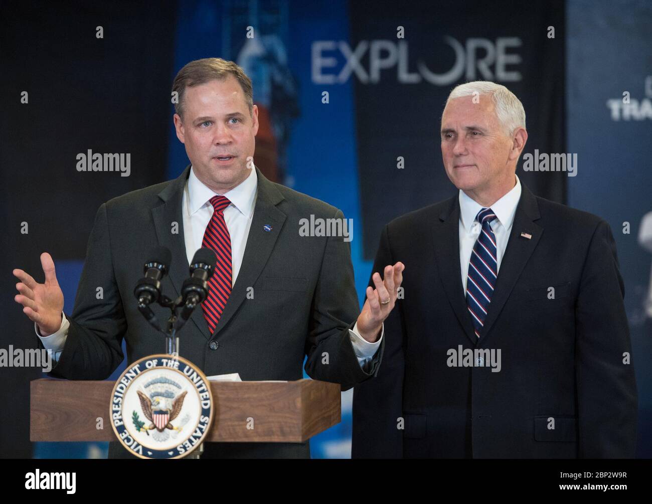 Il 12 dicembre 2018, il vicepresidente Mike Pence ha visitato la sede della NASA a Washington per incontrare i dipendenti della NASA e celebrare il riconoscimento dell'agenzia come il miglior posto in cui lavorare nel governo federale. Durante la visita, l'amministratore della NASA Jim Bridenstine ha discusso dei progressi sulla direttiva sulla politica spaziale 1. Foto Stock