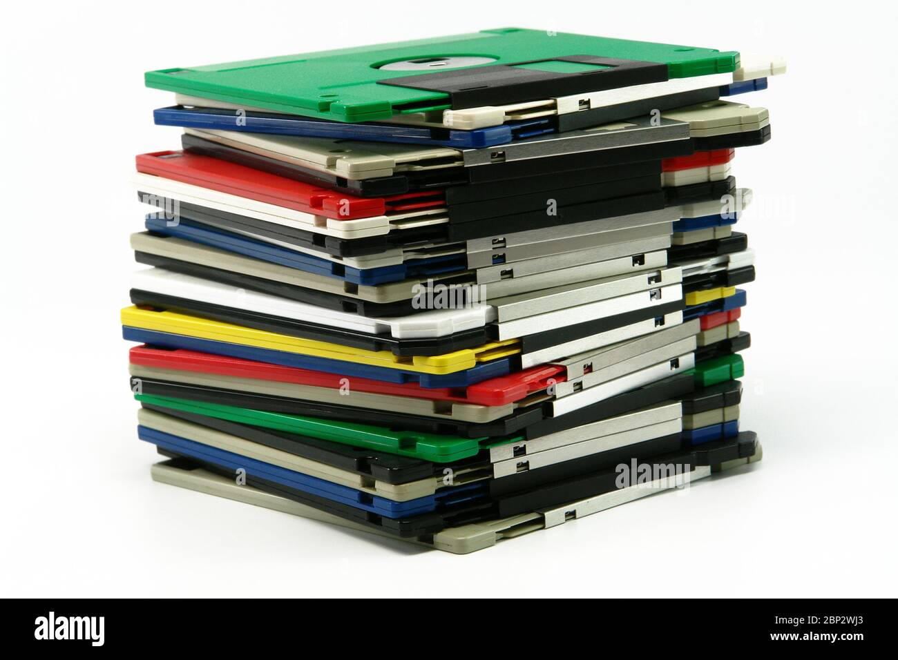 Stack di unità floppy vintage (isolate su sfondo bianco) Foto Stock