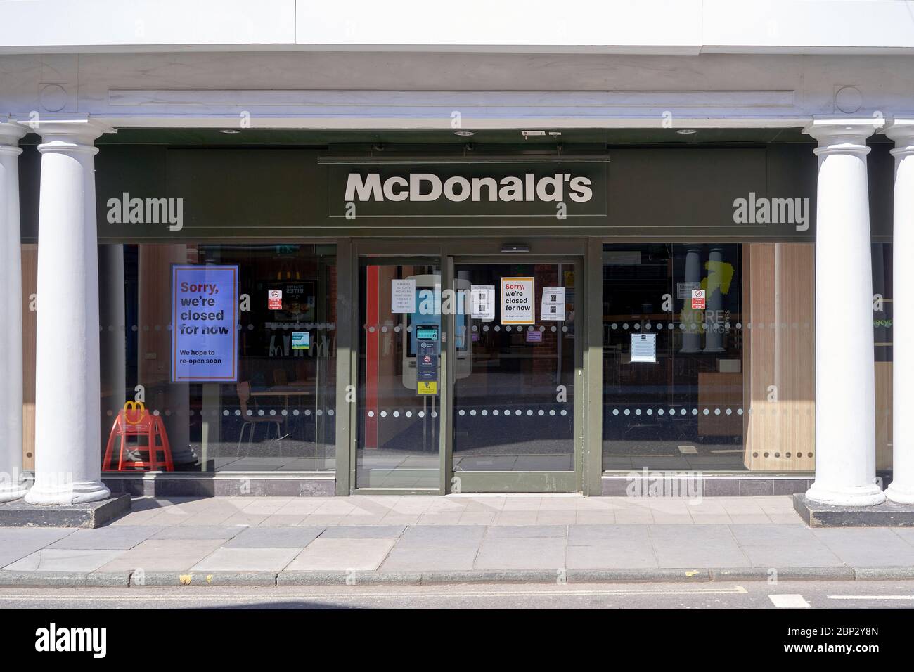 Il servizio di prelievo da McDonald's e il ristorante sono chiusi durante il blocco del Coronavirus Foto Stock