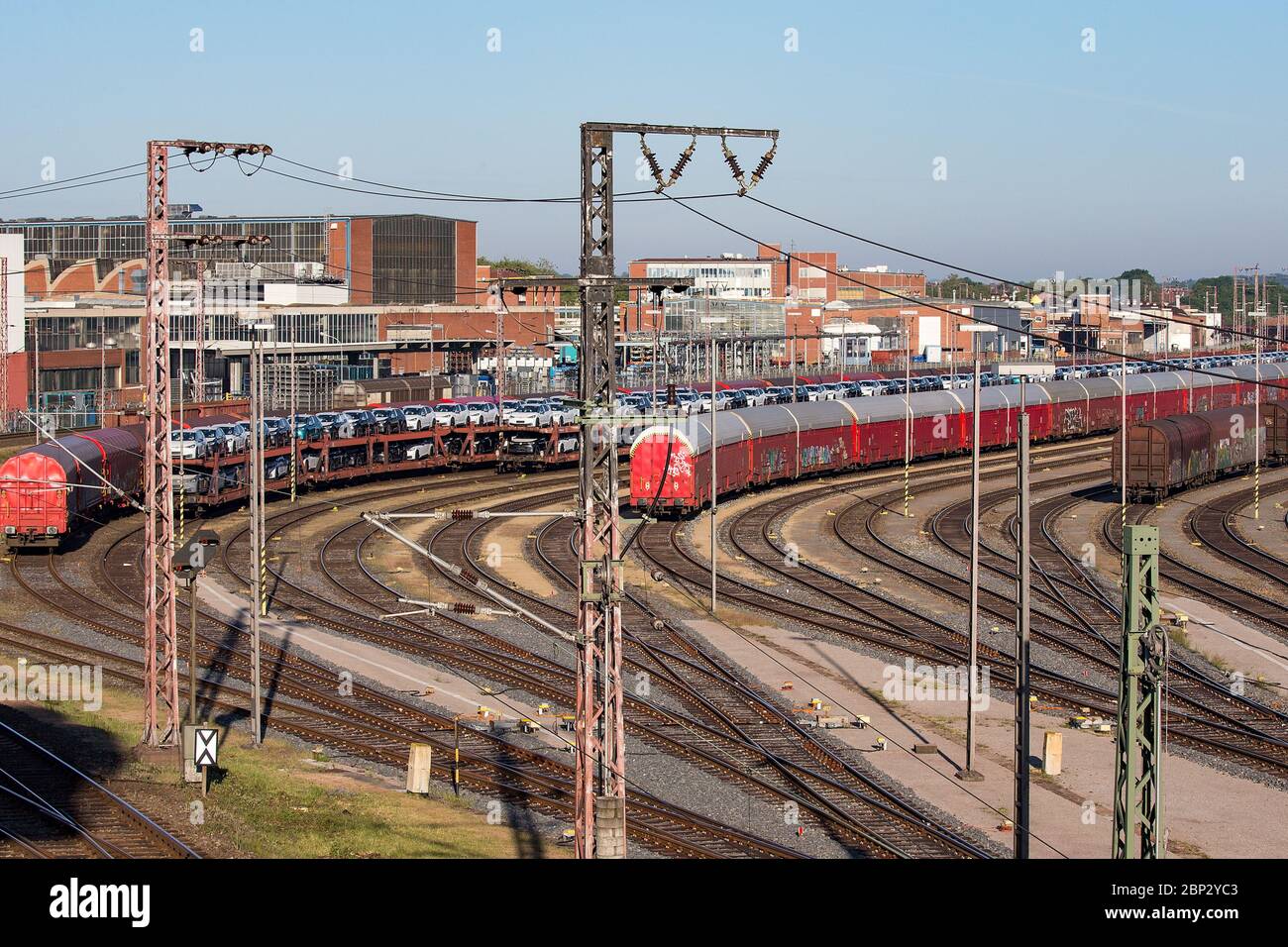 Osnabrueck, Germania 17 maggio 2020: Simboli - 2020 lo stabilimento VW di Osnabrueck, Volkswagenwerk, in primo piano ha caricato i carri con i modelli VW. | utilizzo in tutto il mondo Foto Stock