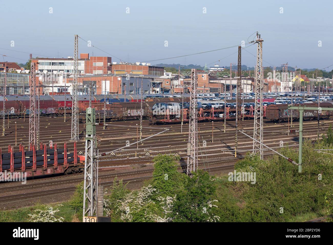 Osnabrueck, Germania 17 maggio 2020: Simboli - 2020 lo stabilimento VW di Osnabrueck, Volkswagenwerk, in primo piano ha caricato i carri con i modelli VW. | utilizzo in tutto il mondo Foto Stock