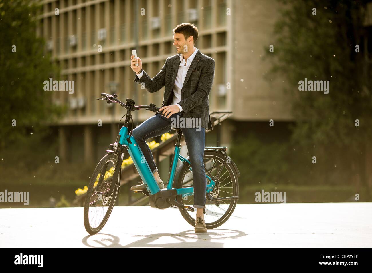 Handosme giovane uomo d'affari sulla bicicletta fare selfie fotografia con il telefono cellulare Foto Stock