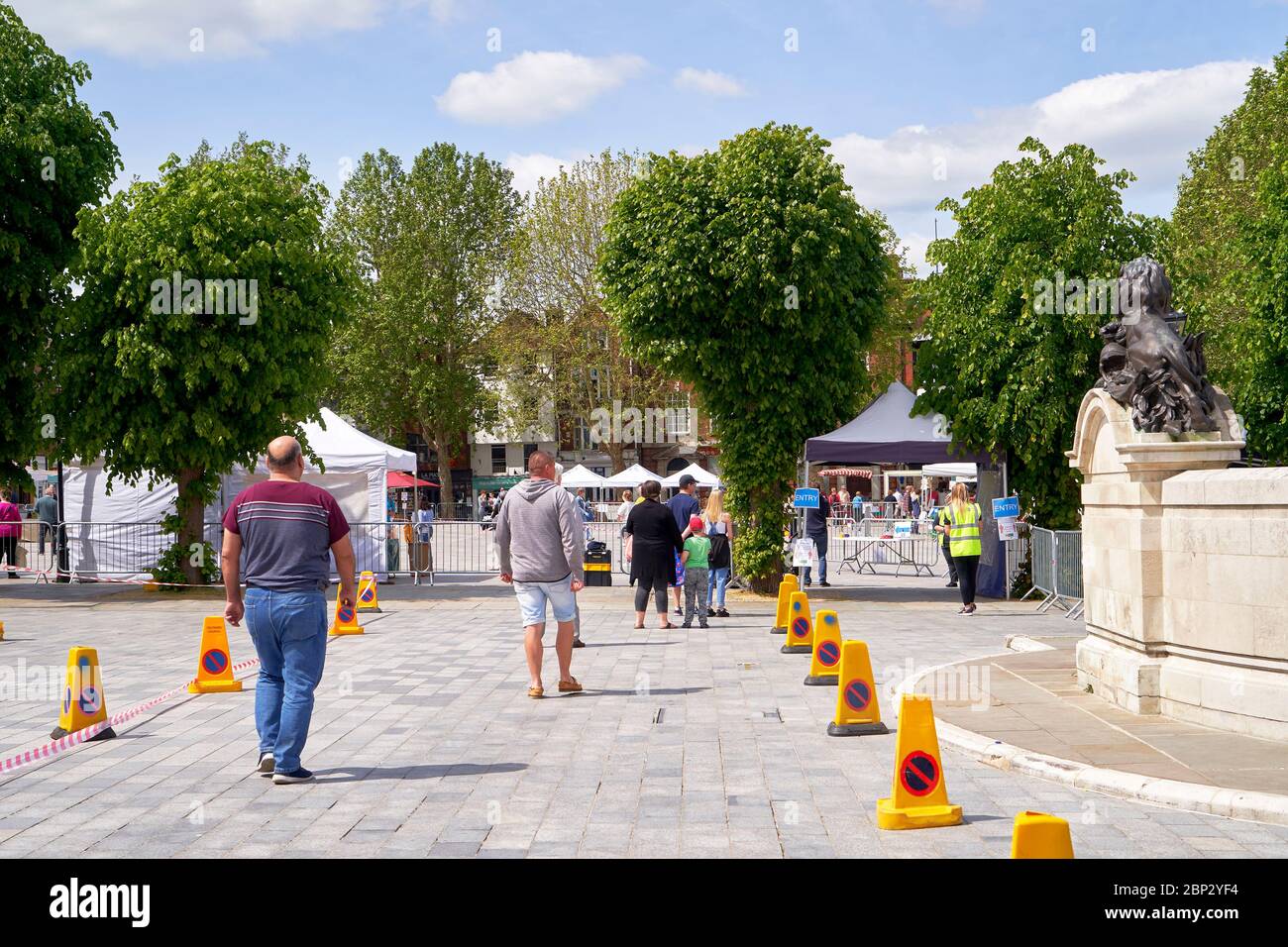 Persone in coda per entrare in un mercato all'aperto durante l'emergenza Coronavirus Foto Stock