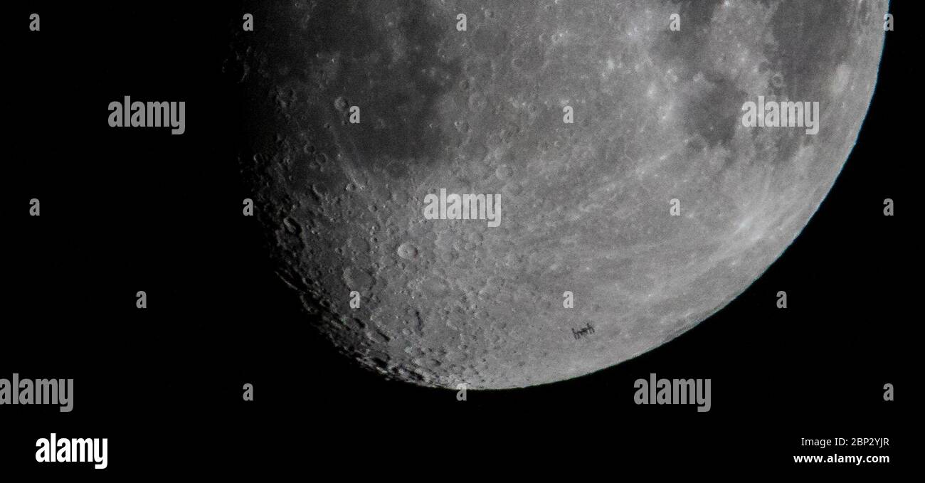 ISS Lunar Transit la Stazione spaziale Internazionale, con un equipaggio di sei persone a bordo, è visto in silhouette come transita la Luna a circa cinque miglia al secondo, Sabato, 16 Marzo 2019 da Chantilly, Va. a bordo sono spedizione 59 Comandante Oleg Kononenko e Alexey Ovchinin di Roscosmos, Anne McClain, Nick Hague, e Christina Koch della NASA e David Saint-Jacques della Canadian Space Agency (CSA). Foto Stock