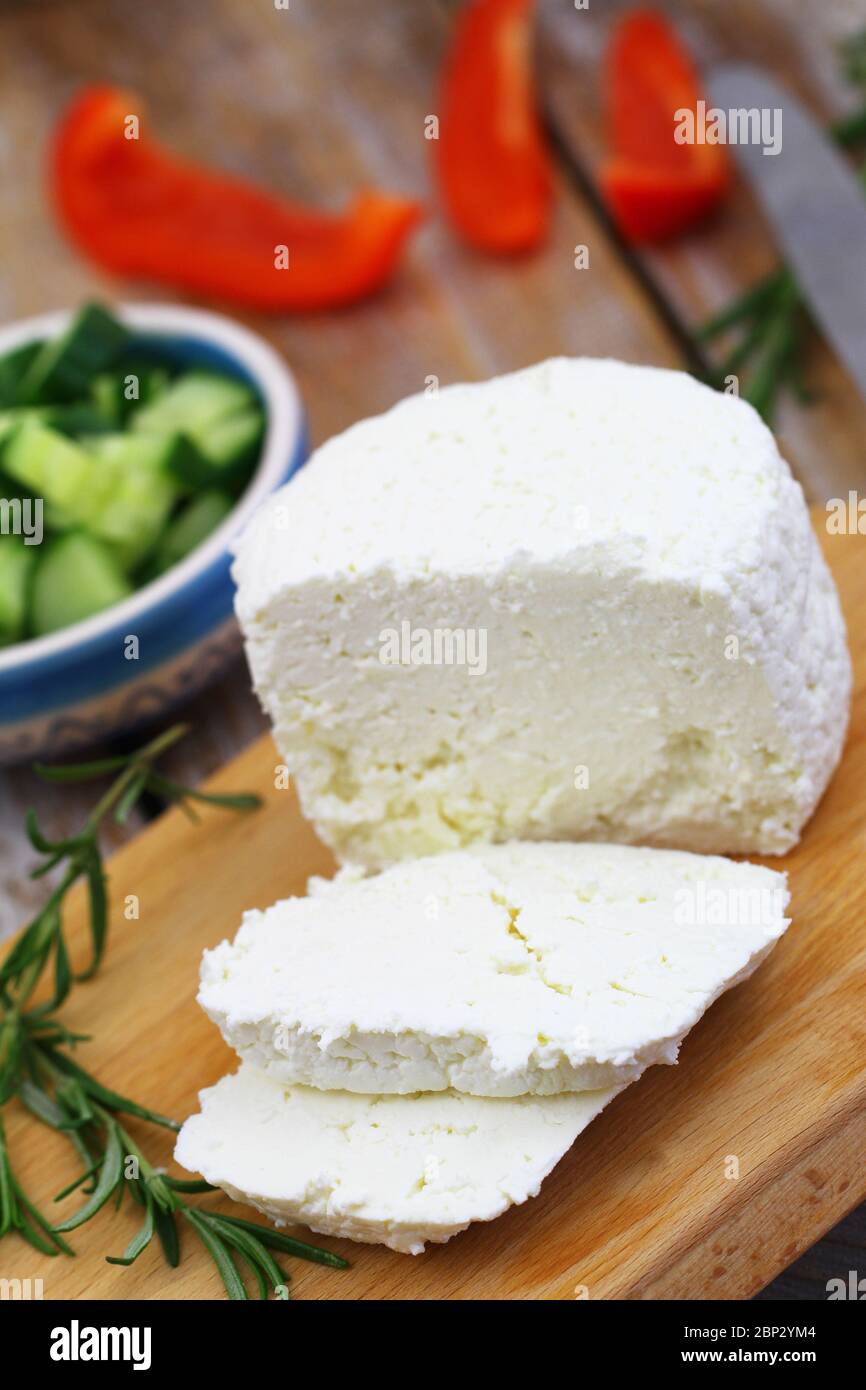 Formaggio di cagliata, prodotto caseario tradizionale polacco su tavola di legno Foto Stock