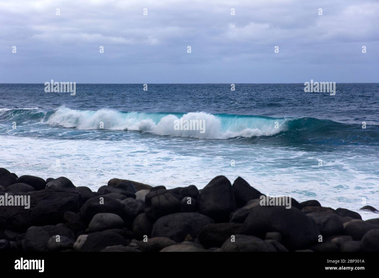 Onde dell'oceano Atlantico che si infrangono sulla riva dell'isola di Madeira, Portogallo Foto Stock