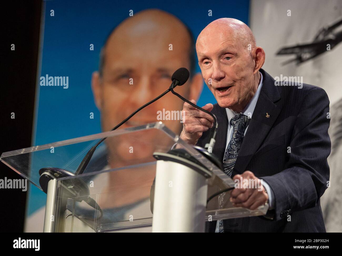 Simposio spaziale - il Generale Stafford Award Thomas Patten Stafford, ex astronauta della NASA, ufficiale dell'aeronautica e pilota di test, parla ad un evento in cui ha ricevuto il General James E. Hill Lifetime Achievement Award, al Simposio spaziale, martedì 9 aprile 2019, presso la Broadmoor Hall di Colorado Springs, Colorado. Erano presenti gli amministratori della NASA precedenti e attuali. Foto Stock