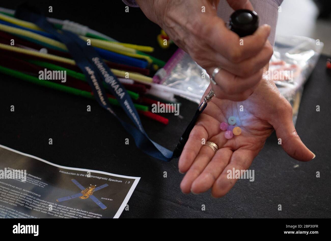 Il 22 aprile 2019, la NASA ha tenuto una mostra della giornata della Terra presso Union Station, Washington, DC, che mostra perline trattate per reagire alla luce ultravioletta per dimostrare gli effetti del Sole sull'ambiente terrestre. Foto Stock