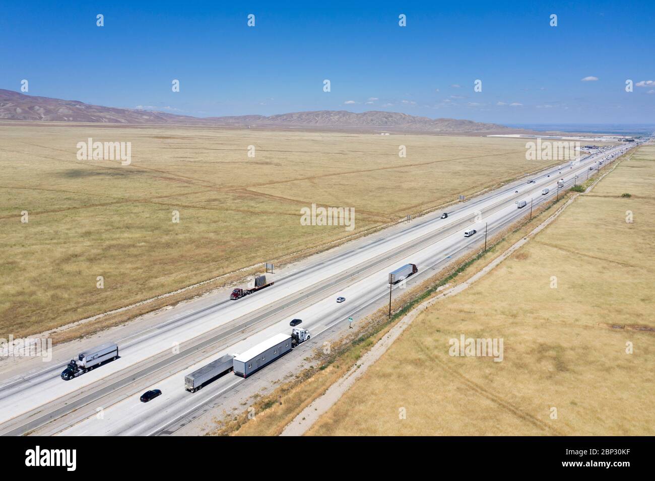 Interstate i-5 che attraversa la secca Central Valley della California e si estende fino all'orizzonte Foto Stock