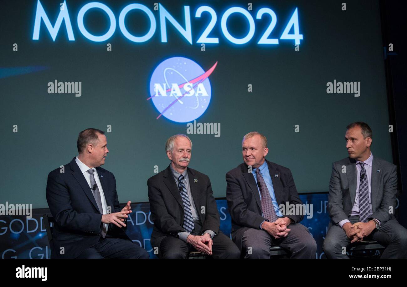 Municipio per l'anno fiscale 2020 Emendamento di bilancio Amministratore della NASA Jim Bridenstine, sinistra, Amministratore associato della NASA per l'esplorazione umana e le operazioni William Gerstenmaier, secondo da sinistra, Amministratore associato agente per la direzione della missione della NASA in materia di tecnologia spaziale, secondo da destra, Amministratore associato agente per la direzione della missione scientifica della NASA Thomas Zurbuchen, destra, Sono visti durante un municipio della NASA sulla modifica della richiesta di bilancio per l’anno fiscale 2020 che sostiene il piano dell’agenzia di sbarcare astronauti sulla Luna entro il 2024, martedì 14 maggio 2019 presso la sede centrale della NASA a Washington, DC. Foto Stock