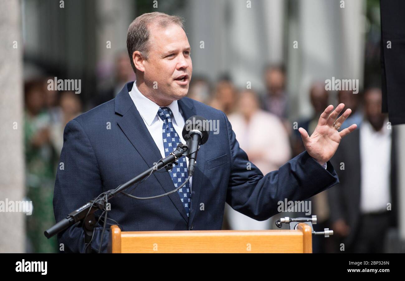 'Hidden Figs Way' Dedication l'amministratore della NASA Jim Bridenstine fornisce commenti durante la cerimonia di dedica per "Hidden Figs Way", mercoledì 12 giugno 2019 presso la sede centrale della NASA a Washington, DC. Il 300 Block of e Street SW di fronte all'edificio della sede centrale della NASA è stato designato come "Hidden Fighes Way" per onorare Katherine Johnson, Dorothy Vaughan, Mary Jackson e tutte le donne che hanno dedicato la loro vita a servire onestamente il loro paese, facendo progredire l'uguaglianza, E contribuire al programma spaziale degli Stati Uniti. Foto Stock