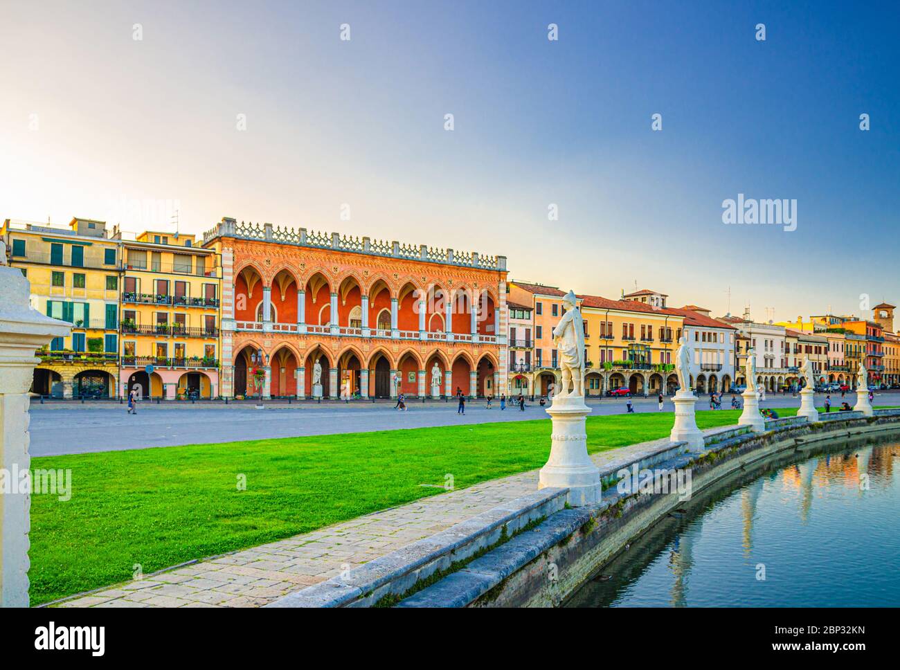 Padova con Palazzo Loggia Amulea palazzo in stile neogotico e statue vicino al piccolo canale in Piazza Prato della Valle nel centro storico Foto Stock
