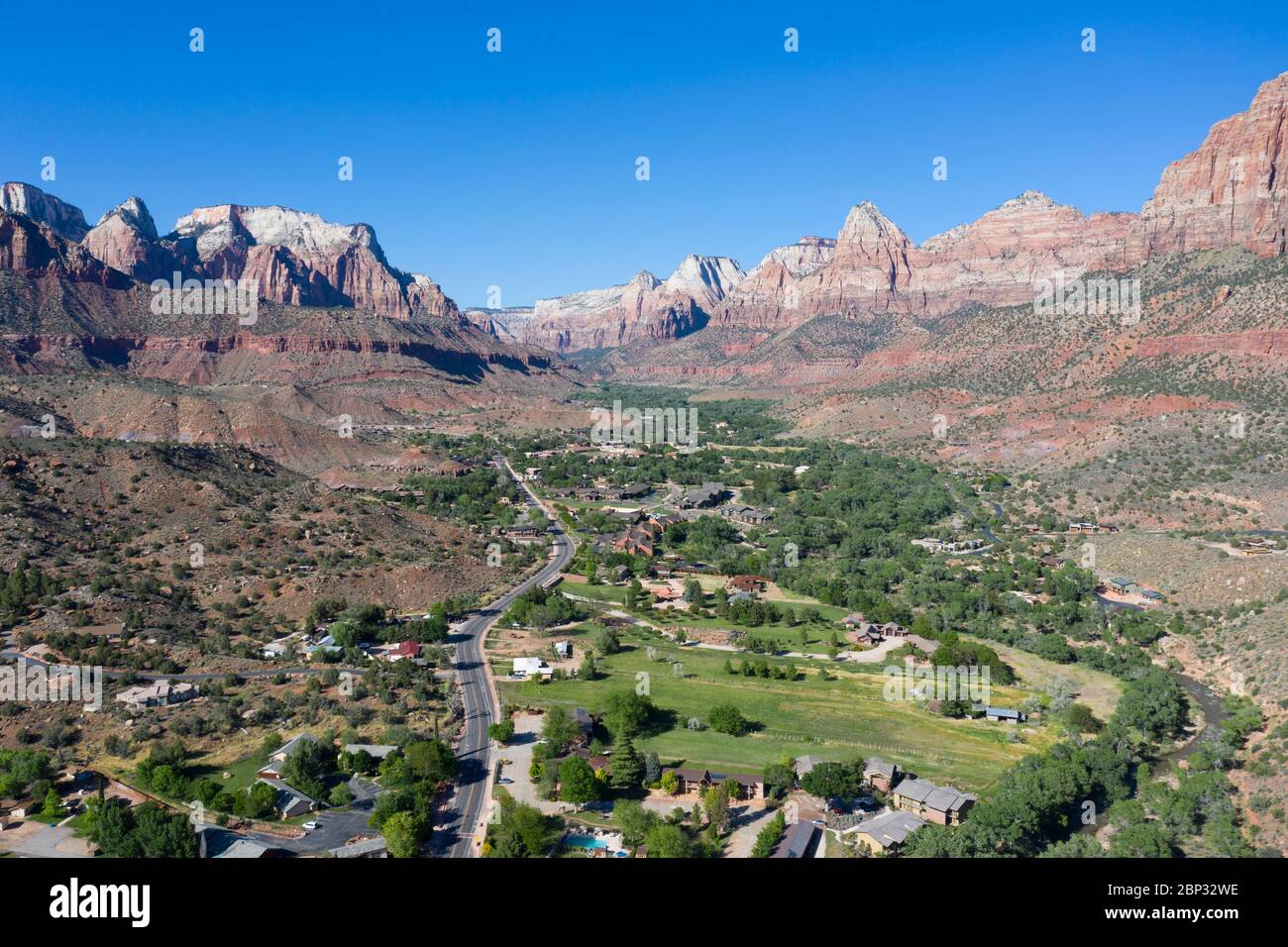 Vista aerea su Springdale, Utah, immerso in un paesaggio suggestivo all'ingresso del Parco Nazionale di Zion Foto Stock