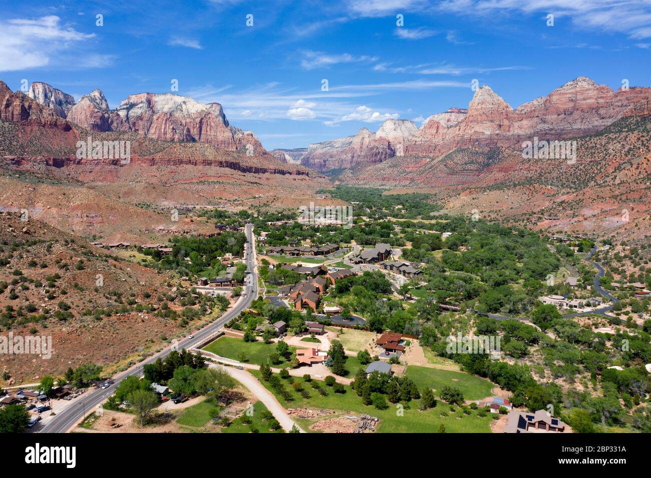 Vista aerea su Springdale, Utah, immerso in un paesaggio suggestivo all'ingresso del Parco Nazionale di Zion Foto Stock