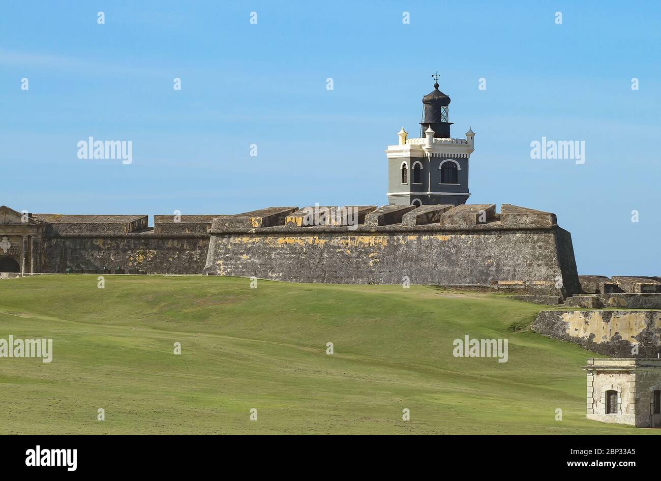 Vista sulla torre faro del Castillo San Felipe del Morro durante il giorno. Nessuna gente intorno. Foto Stock