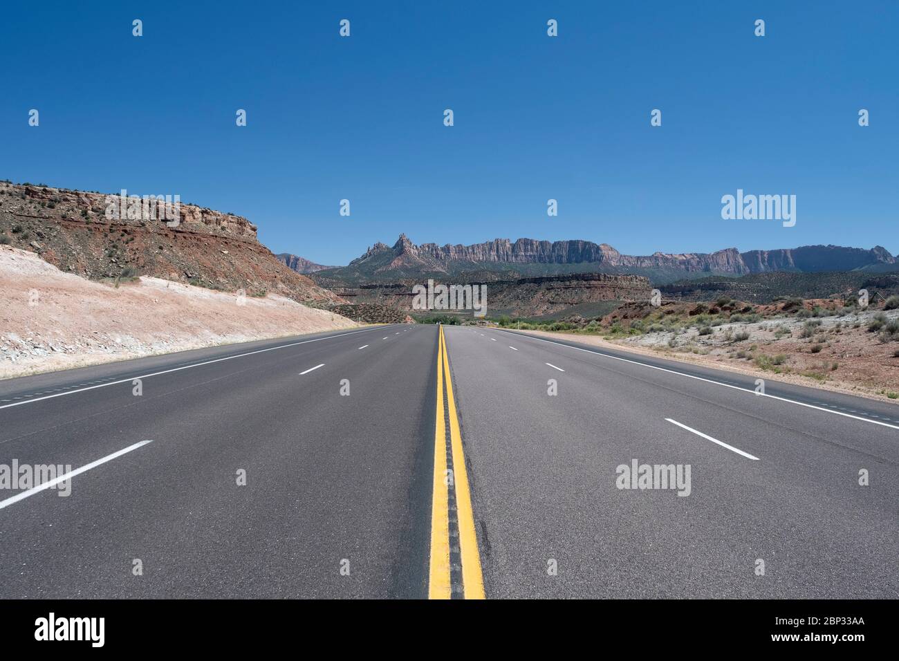 Utah Highway 9 in prossimità di Springdale in estate Foto Stock