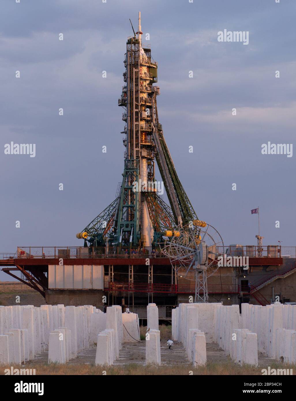 Expedition 60 Preflight il razzo Soyuz con la navicella spaziale Soyuz MS-13 a bordo è visto sulla rampa di lancio dopo l'arrivo dell'ingegnere di volo Expedition 60 Luca Parmitano dell'ESA (Agenzia spaziale europea), ingegnere di volo Drew Morgan della NASA, E il Comandante di Soyuz Alexander Skvortsov di Roscosmo, sabato 20 luglio 2019 al Cosmodromo di Baikonur in Kazakistan. Parmitano, Morgan e Skvortsov sono stati lanciati alle 12:28 (ora di Baikonur alle 21:28). Foto Stock