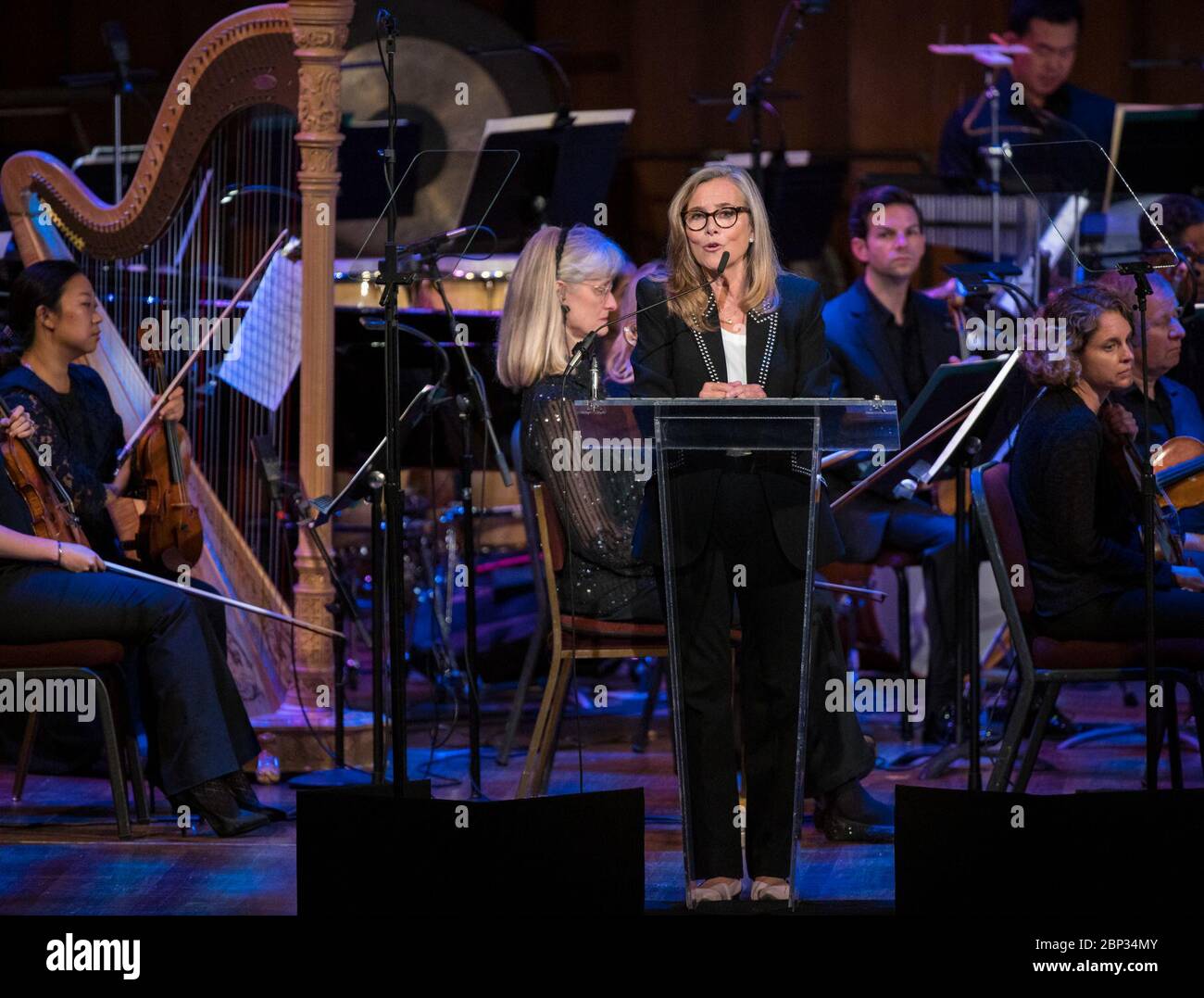 Apollo 11 50° anniversario al Kennedy Center Meredith Vieira parla durante la "National Symphony Orchestra Pops, Apollo 11: Un 50 ° anniversario, uno Small Step, un gigante Leap" un programma che comprende atti musicali, relatori, immagini e video relativi allo spazio, il Sabato 20 luglio 2019 presso il John F. Kennedy Center for the Performing Arts di Washington. La NASA e il paese stanno riconoscendo il 50° anniversario dell'Apollo 11, in cui gli astronauti Neil Armstrong, Michael Collins e Buzz Aldrin hanno fatto la prima missione di atterrare gli astronauti sulla Luna. Foto Stock