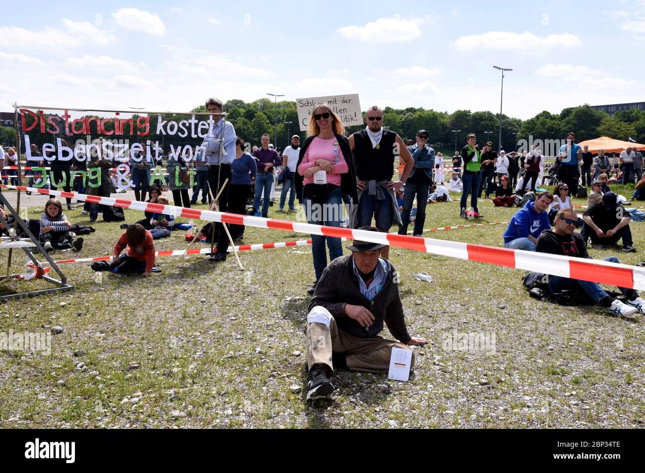 Monaco, Germania. 16 maggio 2020. Dimostrazione contro le misure corona sul Theresienwiese. Munchen, 16 maggio 2020 | utilizzo nel mondo Credit: dpa/Alamy Live News Foto Stock